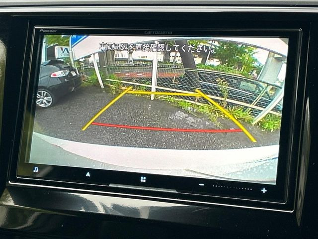 【バックカメラ】駐車時に後方がリアルタイム映像で確認できます。大型商業施設や立体駐車場での駐車時や、夜間のバック時に大活躍!運転スキルに関わらず、今や必須となった装備のひとつです!