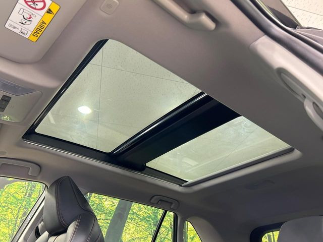 【パノラマルーフ】大型のガラスルーフ搭載で車内の解放感が一気にアップ!開放的なドライブをお楽しみいただけます。