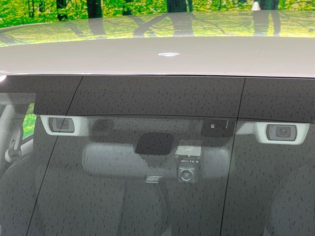 【アイサイトVer3】前方の車両等を検知し、衝突しそうな時は警報で注意を促し、ブレーキを踏む力をサポート。ブレーキを踏めなかった場合は衝突被害軽減ブレーキが作動、衝突回避をサポートします。