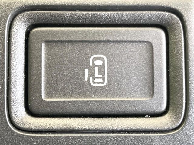 【パワースライドドア】スマートキーや運転席のスイッチでスライドドアの開閉が可能♪電動だから力を入れてドアを開ける必要が無く、小さいお子様でも、重い荷物を持っている時もラクに開け閉めできます♪