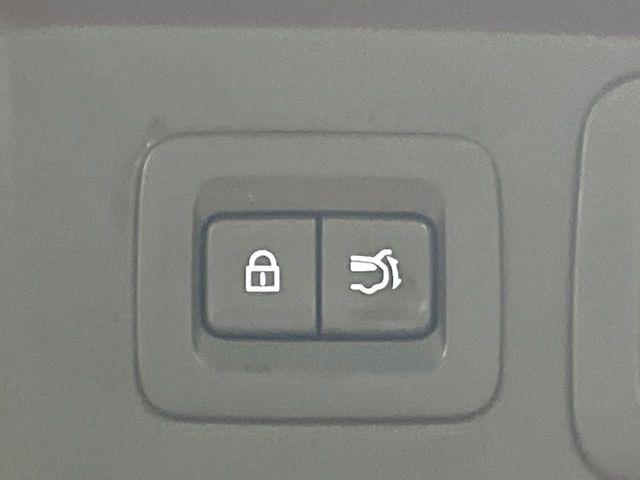 【パワーバックドア】スマートキーや運転席のボタンを押すだけでリアゲートが自動で開閉します!荷物を持っている時や、高い位置にあるバックドアを閉める際に便利な機能です♪