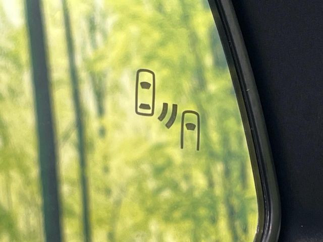 【ブラインドスポットモニター】走行中、ドアミラーの死角になりやすい箇所に後続車が接近するとサイドミラーのレンズに警告を表示!ドライバーに注意喚起をしてくれます。