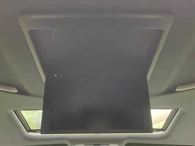 【フリップダウンモニター】大画面モニターで後席でもエンタメをお楽しみいただけます。小さなお子様にも大人気の装備です♪