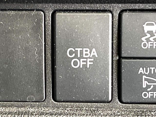 【シティブレーキアクティブシステム】低速走行中に前方の車両等を認識し、衝突しそうな時は警報とブレーキで衝突回避と被害軽減をアシスト。より安全にドライブをお楽しみいただけます。