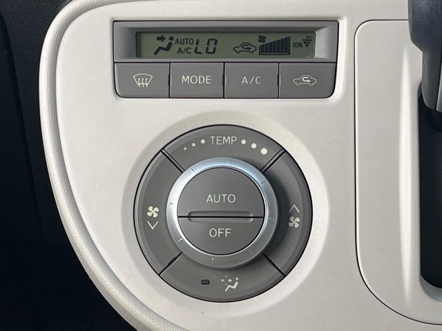 【オートエアコン】一度お好みの温度に設定すれば、車内の温度を検知し風量や温度を自動で調整。暑い&hellip;寒い&hellip;と何度もスイッチ操作をする必要はありません。快適な車内空間には必須の機能ですね♪