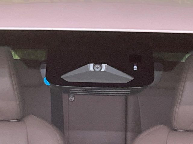【プリクラッシュセーフティ】前方の車両等を検知し、衝突しそうな時は警報で注意を促し、ブレーキを踏む力をサポート。ブレーキを踏めなかった場合は衝突被害軽減ブレーキが作動、衝突回避をサポートします。
