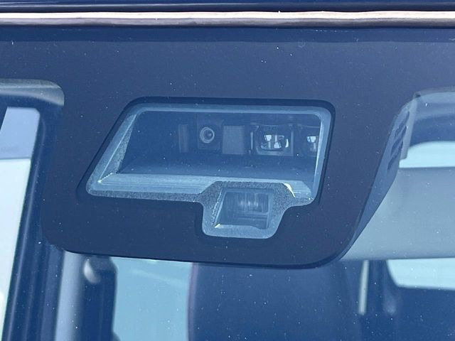 【スズキ セーフティサポート】走行中に前方の車両等を認識し、衝突しそうな時は警報とブレーキで衝突回避と被害軽減をアシスト。より安全にドライブをお楽しみいただけます。