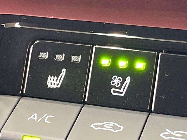 【シートヒーター&ベンチレーション】夏場は涼しい風でお尻や背中の熱やムレを防ぎ、冬はエアコンよりも早く温まってポカポカに!季節を問わず快適に過ごせます。