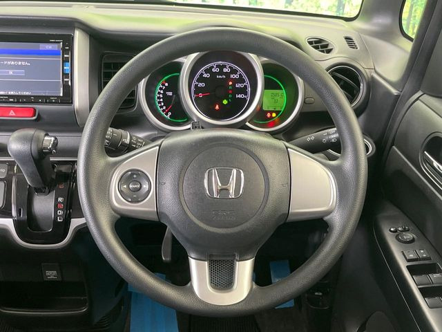 インテリアに合わせたデザインのステアリングは、運転される方のことも考え、運転しやすい形状、大きさです。是非一度、実際に触ってお確かめください。