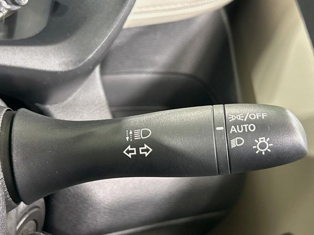 【オートライト】周りの明るさに応じて自動でヘッドライトの点灯・消灯ができる機能です!ライトの付け忘れ・消し忘れなどが無くなり、雨の日や夕方の走行も安心!トンネル通過時も便利ですね♪