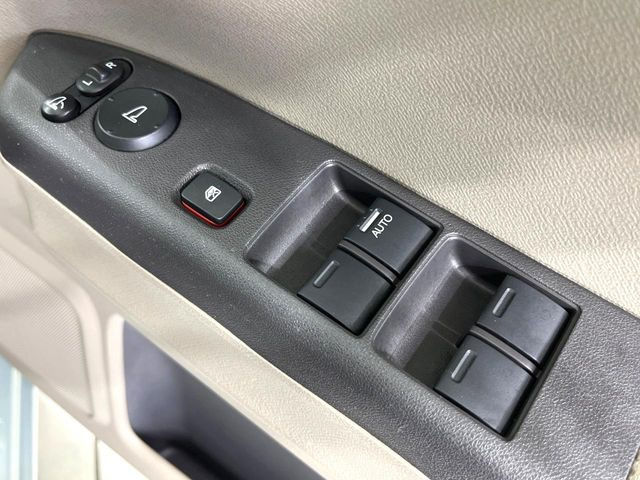 【電動格納ミラー】サイドミラーは電動格納式となっており、狭い駐車場でもキズがつくリスクを抑えられます。