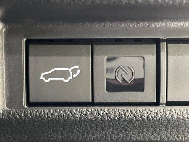 【パワーバックドア】スマートキーや運転席のボタンを押すだけでリアゲートが自動で開閉します!荷物を持っている時や、高い位置にあるバックドアを閉める際に便利な機能です♪