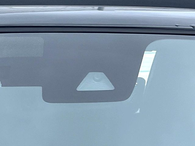 【i-ACTIVESENSE】走行中に前方の車両等を認識し、衝突しそうな時は警報とブレーキで衝突回避と被害軽減をアシスト。より安全にドライブをお楽しみいただけます。