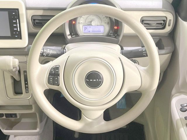 �C���e���A�ɍ��킹���f�U�C���̃X�e�A�����O�́A�^�]�������̂��Ƃ��l���A�^�]���₷���`��A�傫���ł��B�����x�A���ۂɐG���Ă��m���߂��������B