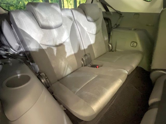 床下収納式のサードシートです。座席部分をコンパクトに収納でき、広大な荷室スペースとしてお使いいただけます!乗車人数や荷物の量など利用シーンに合わせて3列目を有効活用でき、とっても便利♪