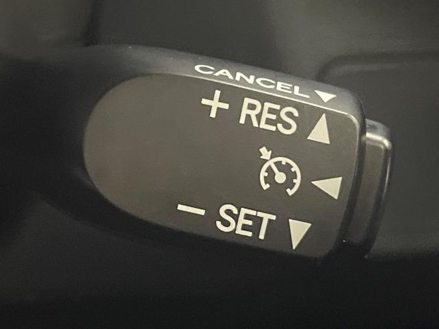 【クルーズコントロール】高速道路もラクラク走行。アクセルを離しても一定速度で走行ができ、長距離運転時の負担を軽減!加速・減速も簡単なスイッチ操作で調整できます。