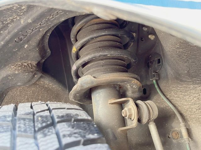 お車を安心してお乗りいただく為には、足回りの定期点検が欠かせません。サービスサポート(有償保証)では無料点検もご提供しており、安心のカーライフをお過ごしいただけるサポート体制が整っています。