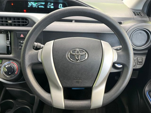 �C���e���A�ɍ��킹���f�U�C���̃X�e�A�����O�́A�^�]�������̂��Ƃ��l���A�^�]���₷���`��A�傫���ł��B�����x�A���ۂɐG���Ă��m���߂��������B