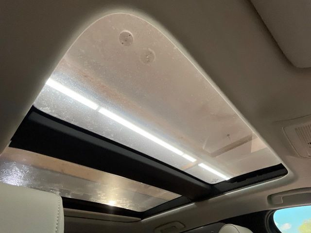 【サンルーフ】開放感たっぷりの希少装備、サンルーフが装着されています!車内に明かりを取り入れたり景色を楽しむ以外にも、車内の空気も簡単に換気できて快適です!