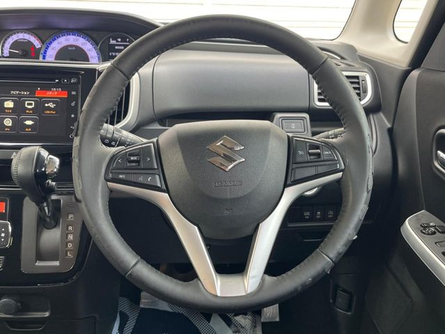 【純正革巻きステアリング】上質な革を使用することで、手にしっかり馴染みとても運転しやすいハンドルです♪