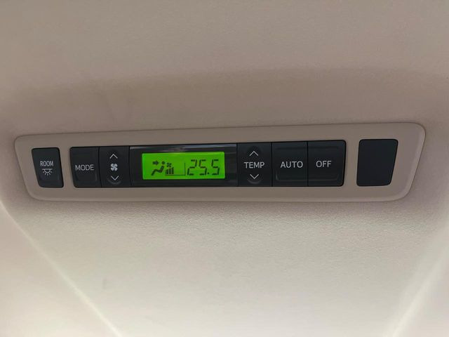 【リアオートエアコン】広い後部座席には必須の機能!風量や温度を自動で調整し前席と同様な車内環境にしてくれるリアオートエアコンを装備。夏の暑さも冬の寒さもストレスなく快適にお過ごしいただけます♪