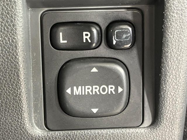 【電動格納ミラー】サイドミラーは電動格納式となっており、狭い駐車場でもキズがつくリスクを抑えられます。