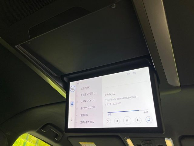 【14型有機ELフリップダウン】三列目からでも迫力のエンタメが観れる大画面フリップダウン。有機ELのモニターでは、一般的なフリップダウンよりも高コントラストでキレイな映像を楽しめます。
