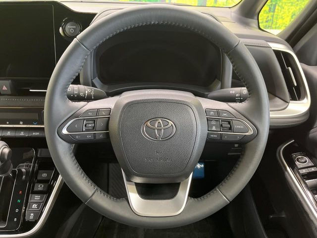 �C���e���A�ɍ��킹���f�U�C���̃X�e�A�����O�́A�^�]�������̂��Ƃ��l���A�^�]���₷���`��A�傫���ł��B�����x�A���ۂɐG���Ă��m���߂��������B