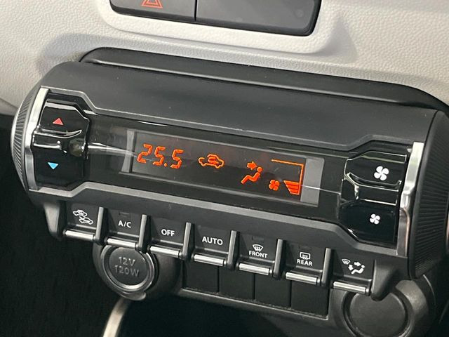 【オートエアコン】一度お好みの温度に設定すれば、車内の温度を検知し風量や温度を自動で調整。暑い&hellip;寒い&hellip;と何度もスイッチ操作をする必要はありません。快適な車内空間には必須の機能ですね♪