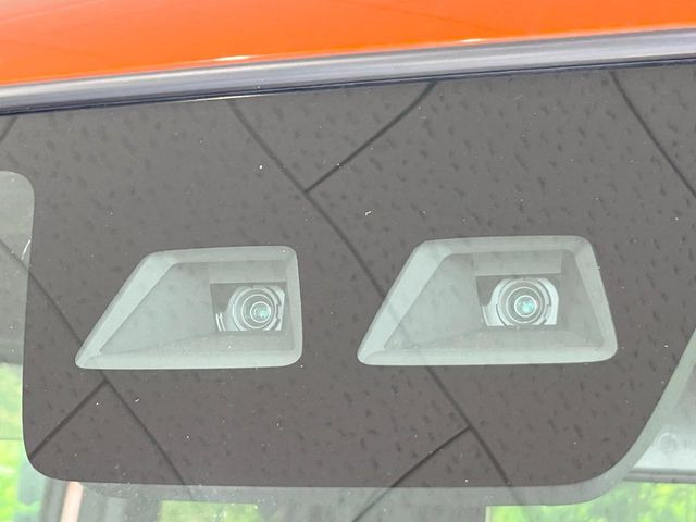 【スマートアシスト】走行中に前方の車両等を認識し、衝突しそうな時は警報とブレーキで衝突回避と被害軽減をアシスト。より安全にドライブをお楽しみいただけます。