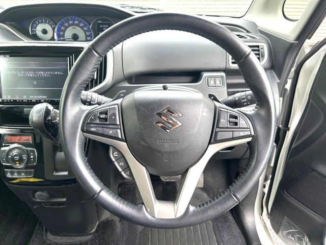 【純正革巻きステアリング】上質な革を使用することで、手にしっかり馴染みとても運転しやすいハンドルです♪