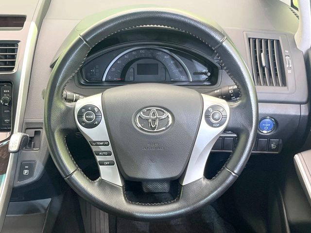 �C���e���A�ɍ��킹���f�U�C���̃X�e�A�����O�́A�^�]�������̂��Ƃ��l���A�^�]���₷���`��A�傫���ł��B�����x�A���ۂɐG���Ă��m���߂��������B