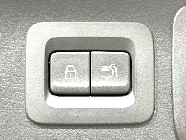 【パワーバックドア】スマートキーや運転席のボタンを押すだけでリアゲートが自動で開閉します!荷物を持っている時や、高い位置にあるバックドアを閉める際に便利な機能です♪