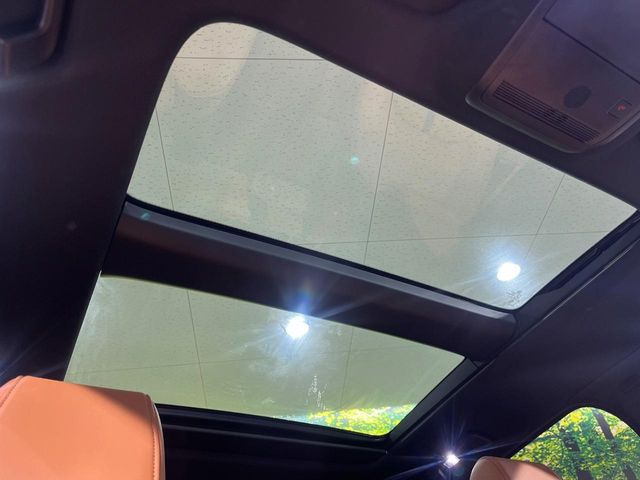 【大型サンルーフ】車内の解放感が一気に上がる大型のパノラマルーフ!季節を問わず開放的で快適なドライブをお楽しみいただけます。流通量も少なく希少価値の高い人気の装備です♪
