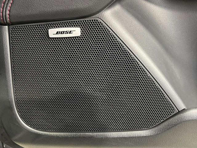 【BOSEサウンドシステム】メーカーオプションの高品位サウンドシステムを搭載。専用のチューニングが施された大小様々なスピーカーから良質なサウンドが奏でられ、臨場感あふれる音響空間を演出します。