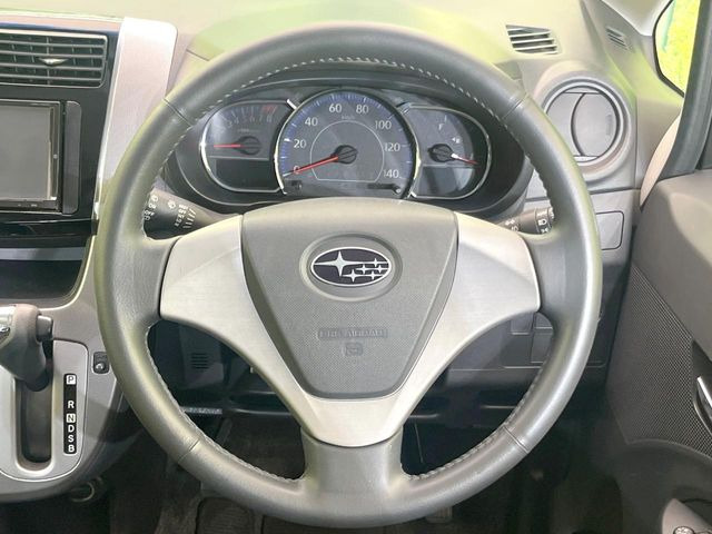 �C���e���A�ɍ��킹���f�U�C���̃X�e�A�����O�́A�^�]�������̂��Ƃ��l���A�^�]���₷���`��A�傫���ł��B�����x�A���ۂɐG���Ă��m���߂��������B