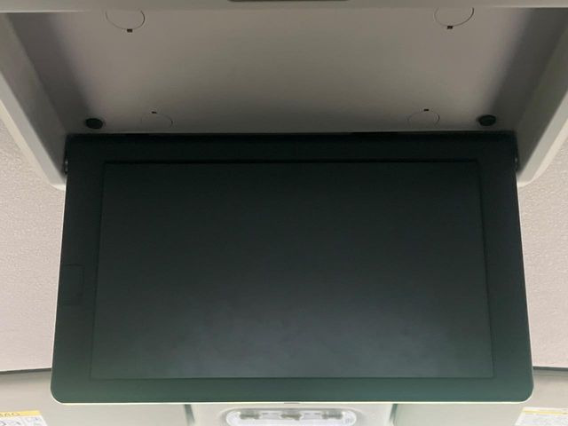 【フリップダウンモニター】大画面モニターで後席でもエンタメをお楽しみいただけます。小さなお子様にも大人気の装備です♪