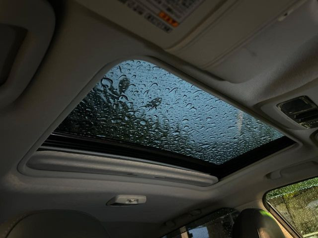 【大型サンルーフ】車内の解放感が一気に上がる大型のパノラマルーフ!季節を問わず開放的で快適なドライブをお楽しみいただけます。流通量も少なく希少価値の高い人気の装備です♪