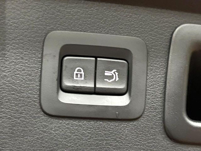 【パワーバックドア】スマートキーや運転席のボタンを押すだけでリアゲートが自動で開閉します!荷物を持っている時や、高い位置にあるバックドアを閉める際に便利な機能です♪
