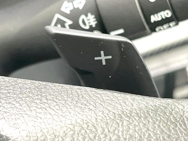 【パドルシフト】ハンドルから手を離さずに素早くシフトアップ&ダウンができるので、エンジンブレーキを使う下り坂や高速道路の合流で加速したい場面で役立ちます。