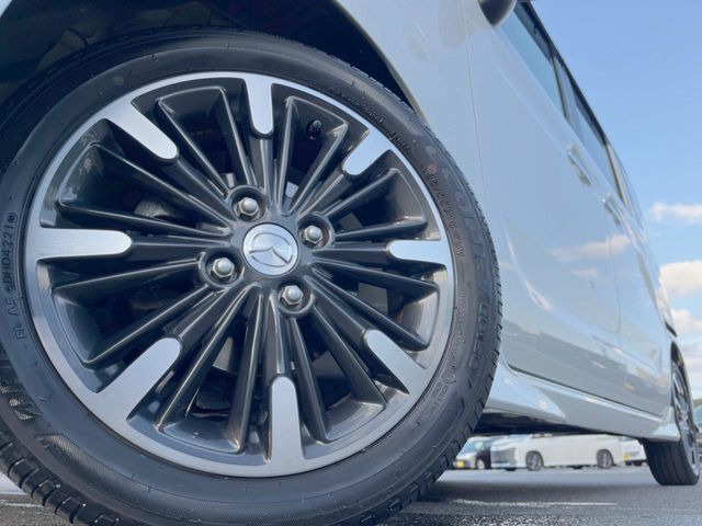 �y�����A���~�z�C�[���z�O�ςɃ}�b�`���������A���~�z�C�[���𑕒����Ă���܂��B�e��ЊO�A���~�z�C�[����A�X�^�b�h���X�^�C�����戵�����Ă���܂��B���񂲑��k����������