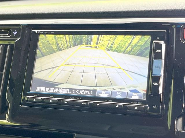 【バックカメラ】駐車時に後方がリアルタイム映像で確認できます。大型商業施設や立体駐車場での駐車時や、夜間のバック時に大活躍!運転スキルに関わらず、今や必須となった装備のひとつです!