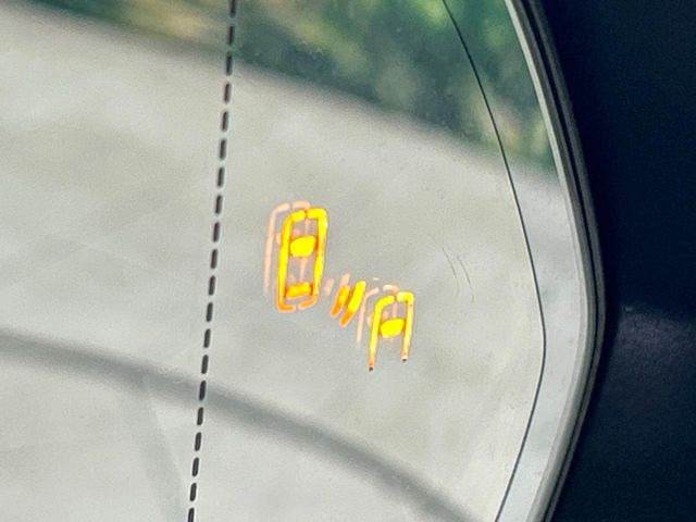 【ブラインドスポットモニター】走行中、ドアミラーの死角になりやすい箇所に後続車が接近するとサイドミラーのレンズに警告を表示!ドライバーに注意喚起をしてくれます。