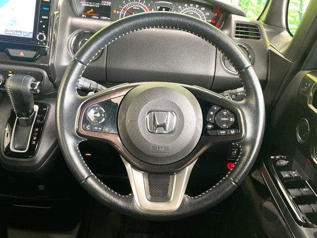 【純正革巻きステアリング】上質な革を使用することで、手にしっかり馴染みとても運転しやすいハンドルです♪