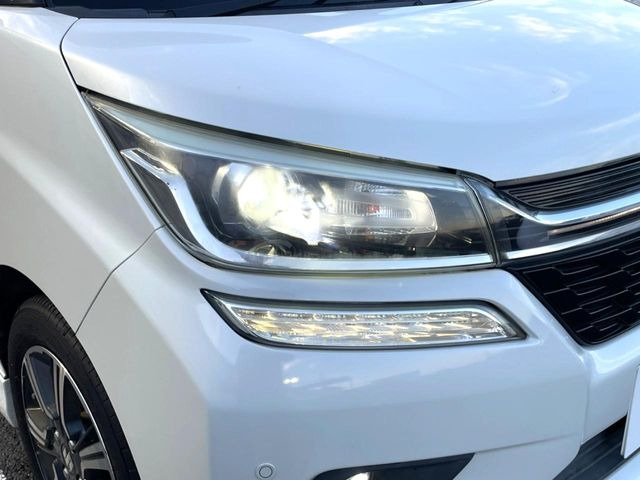 【LEDヘッドライト】悪天候や夜間走行時も良好な視界を確保し安心して運転できる高輝度LEDヘッドライトを装備!点灯速度が早く、消費電力も抑えられています。