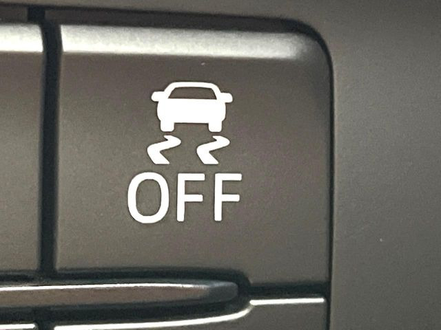 【横滑り防止装置】車両の横滑りを感知すると、自動的に車両の進行方向を保つように車両を制御します。雨の日など滑りやすい路面状況でも安全な運転が可能です。