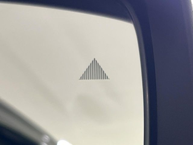 【ブラインドスポットモニター】走行中、ドアミラーの死角になりやすい箇所に後続車が接近するとサイドミラーのレンズに警告を表示!ドライバーに注意喚起をしてくれます。