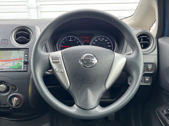インテリアに合わせたデザインのステアリングは、運転される方のことも考え、運転しやすい形状、大きさです。是非一度、実際に触ってお確かめください。