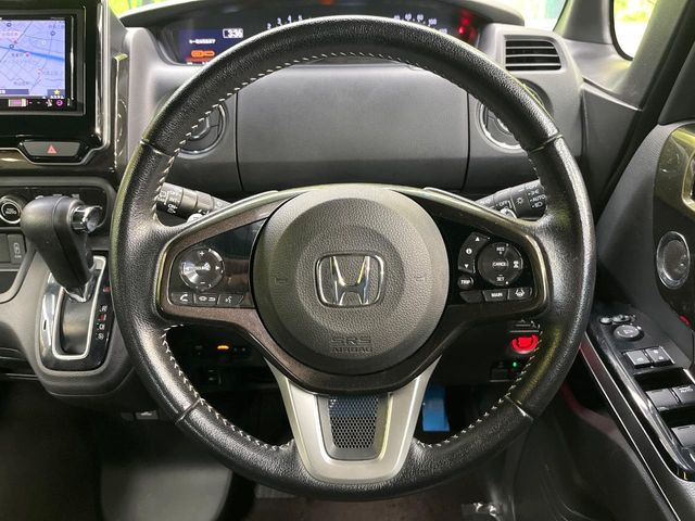 【純正革巻きステアリング】上質な革を使用することで、手にしっかり馴染みとても運転しやすいハンドルです♪