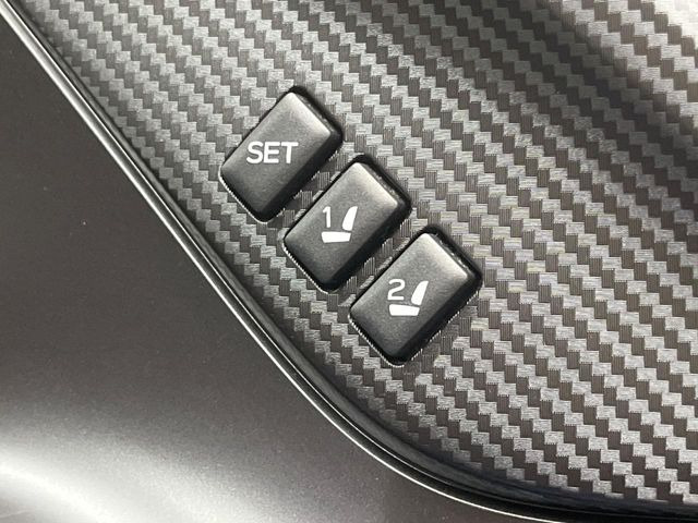 【メモリー機能付きパワーシート】ドライバーごとに設定したシート位置を記憶して、ボタン一つで切り替えできる便利な機能!運転する方が複数名いらっしゃるご家庭におすすめです♪